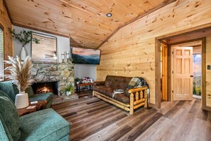 Una televisión, una chimenea