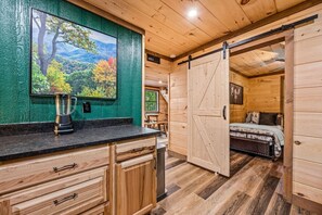 3 soverom, skrivebord, wi-fi (inkludert) og sengetøy