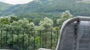Een balkon met uitzicht op een bergachtig landschap.