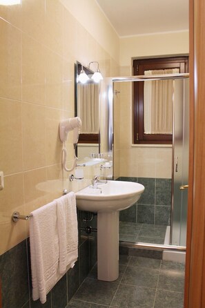 Ducha, secador de pelo, bidet, toallas