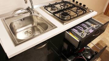 Frigorifero, piano cottura, macchina per tè/caffè