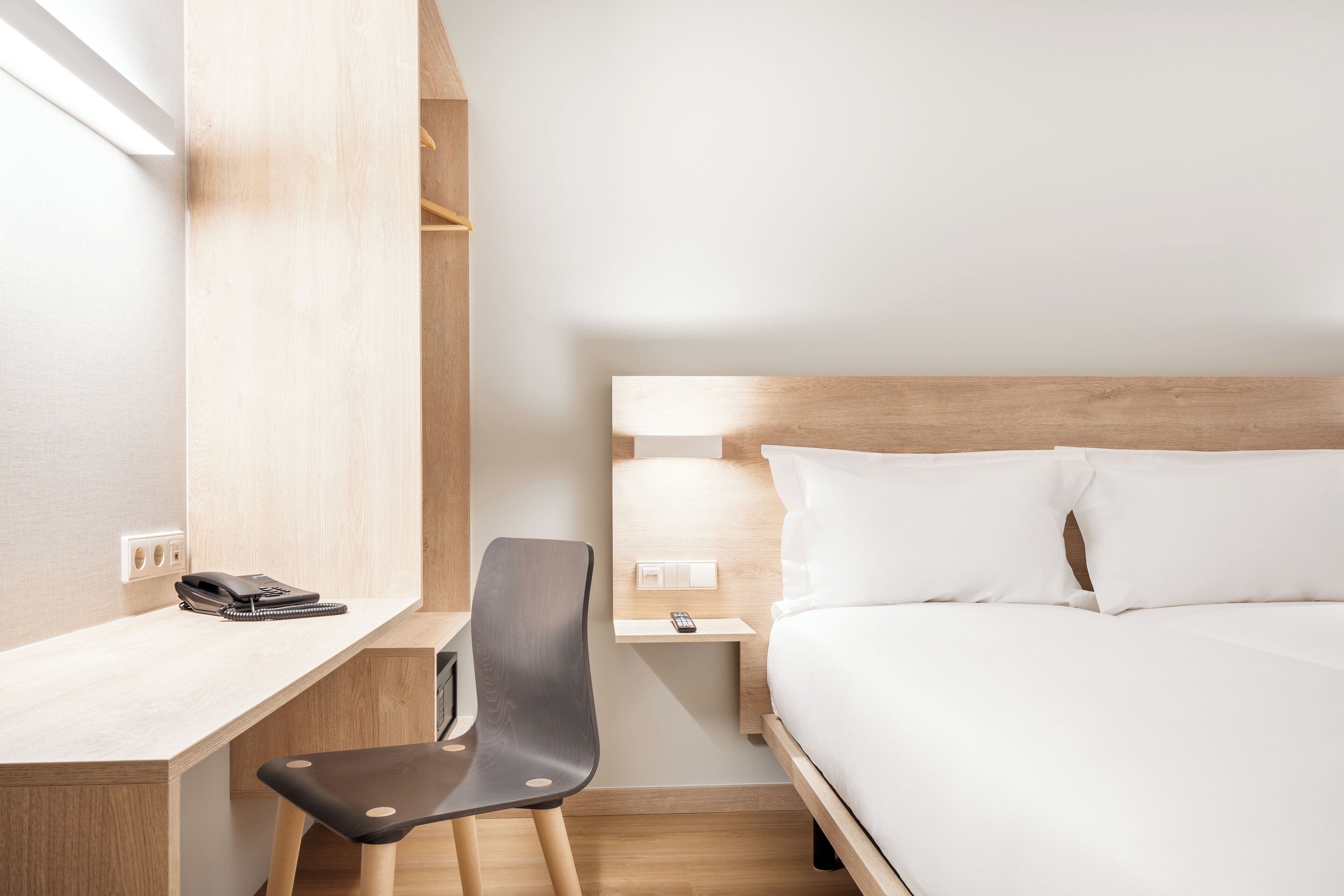 double room | 1 bedroom, desk, laptop workspace, soundproofing