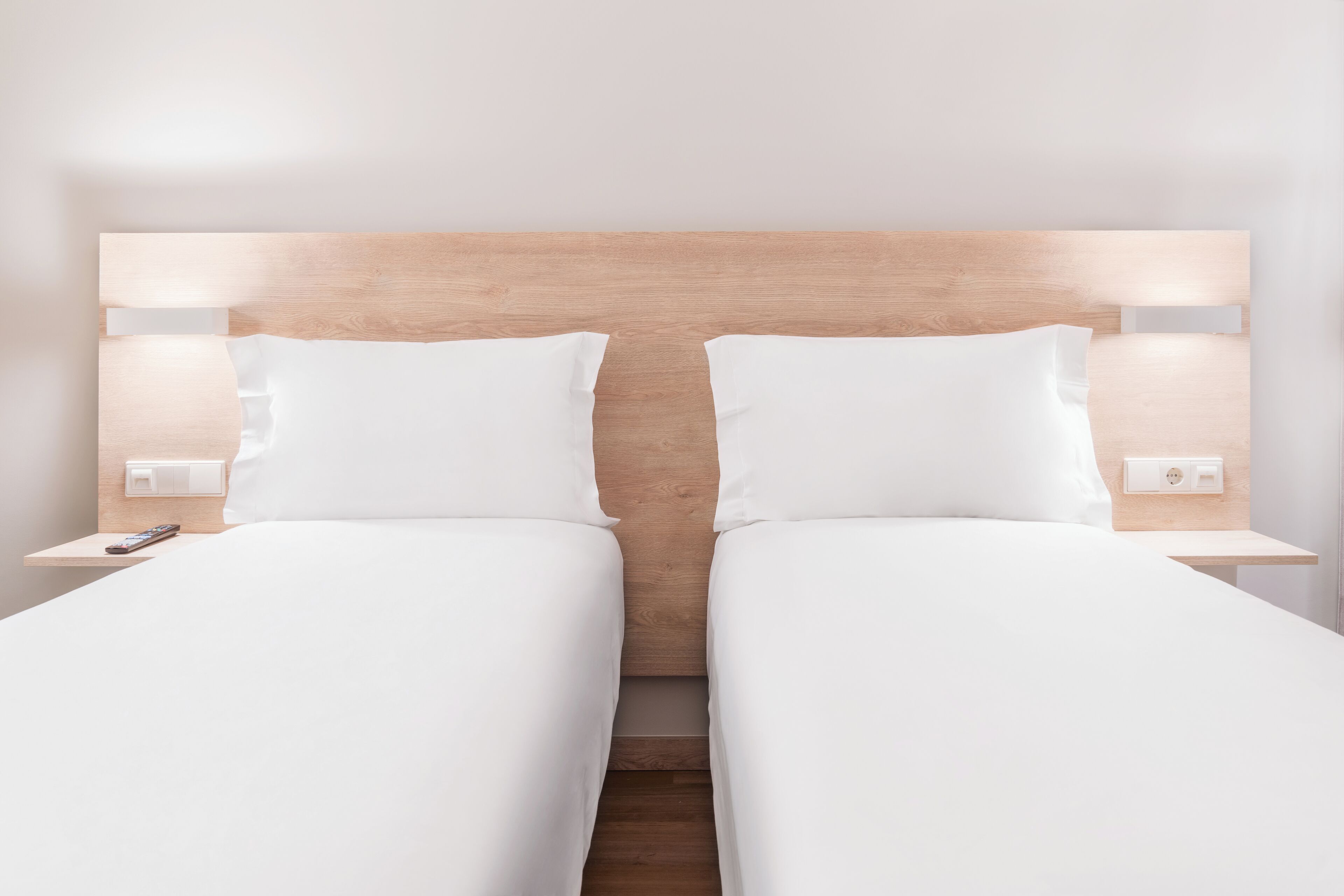 twin room | 1 bedroom, desk, laptop workspace, soundproofing