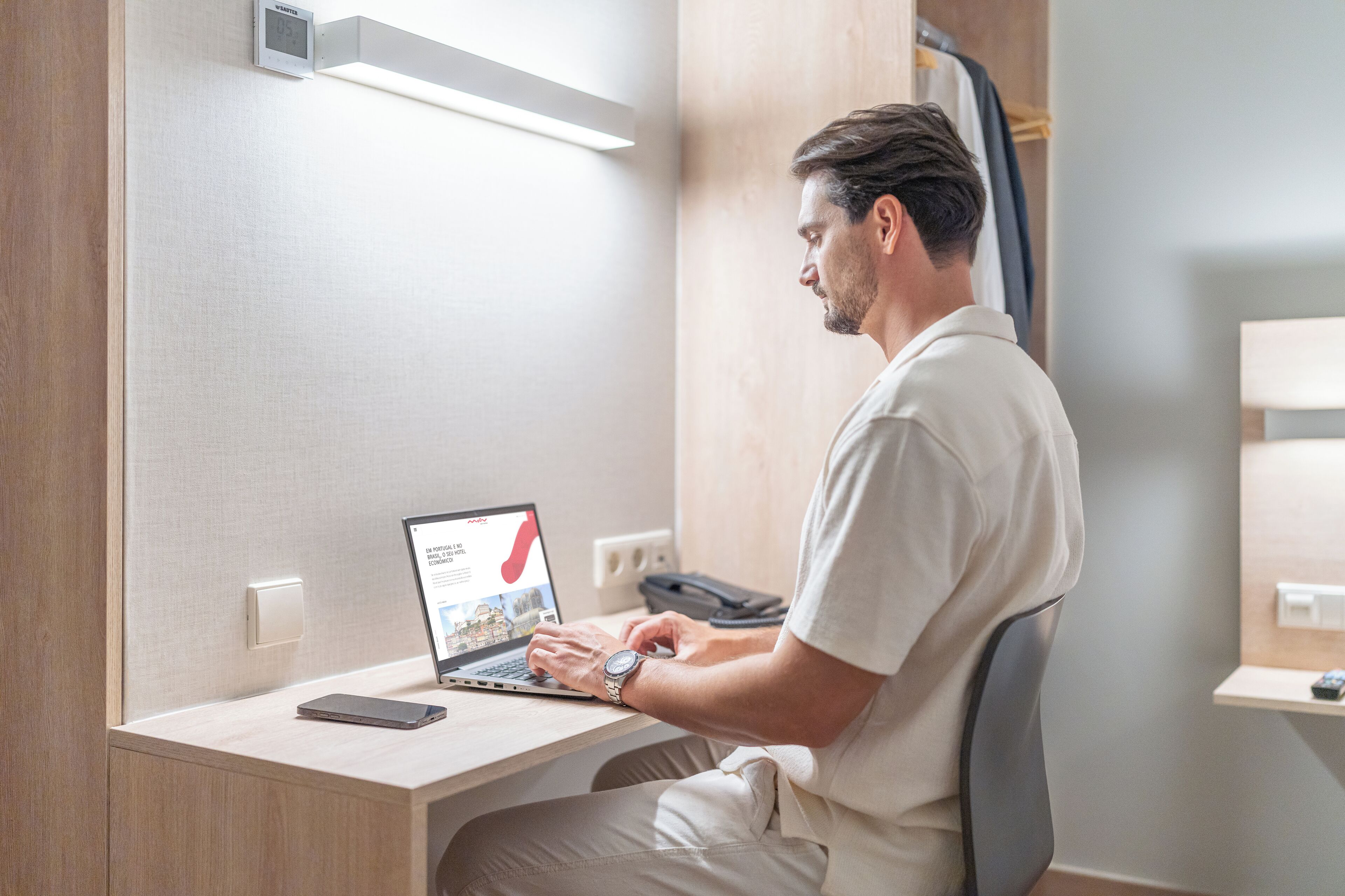 1 bedroom, desk, laptop workspace, soundproofing