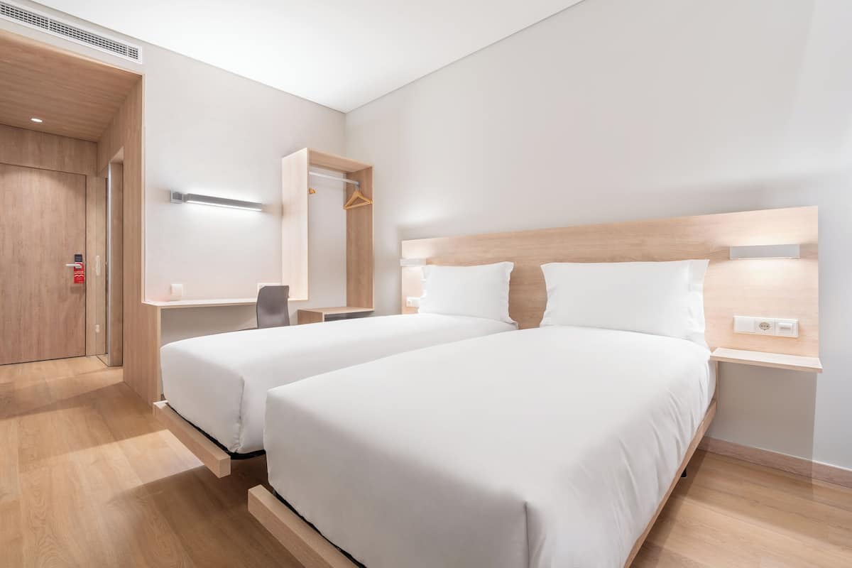 Twin Room | Desk, laptop workspace, soundproofing, free WiFi