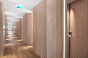 Escritorio y espacio para trabajar con un portátil