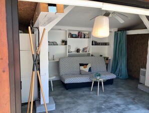 Fernseher, Tischtennisplatte, Bücher, Stereoanlage