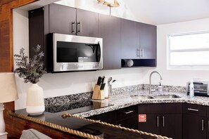 冷蔵庫、電子レンジ、コーヒー / ティーメーカー、調理器具と食器