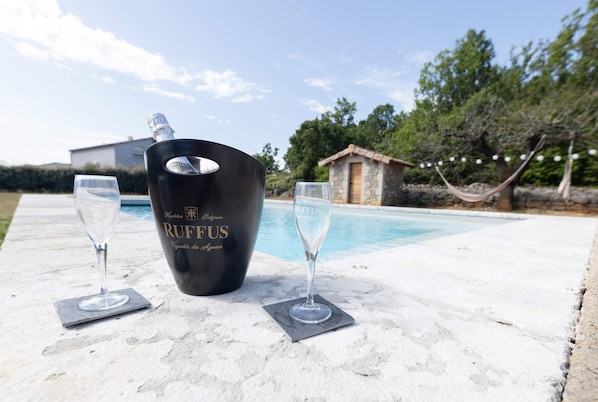 Utendørsbasseng og et oppvarmet basseng