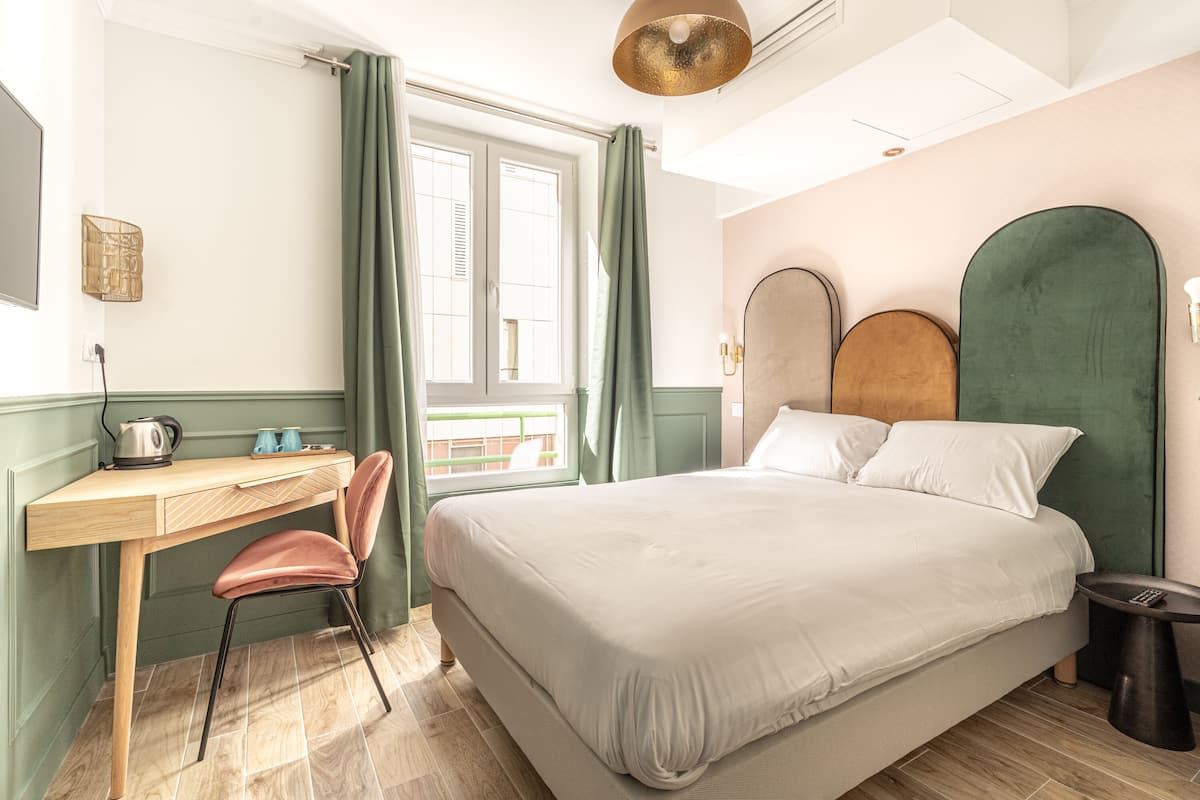 Phòng đôi phong cách cổ điển, 1 giường cỡ queen | Bộ đồ giường cao cấp, trang bị nội thất với thiết kế riêng biệt, bàn