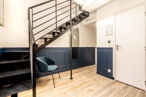 Kahden hengen executive-huone, 1 keskisuuri parisänky, tupakointi kielletty | Ylelliset vuodevaatteet, yksilöllisesti kalustettu, työpöytä