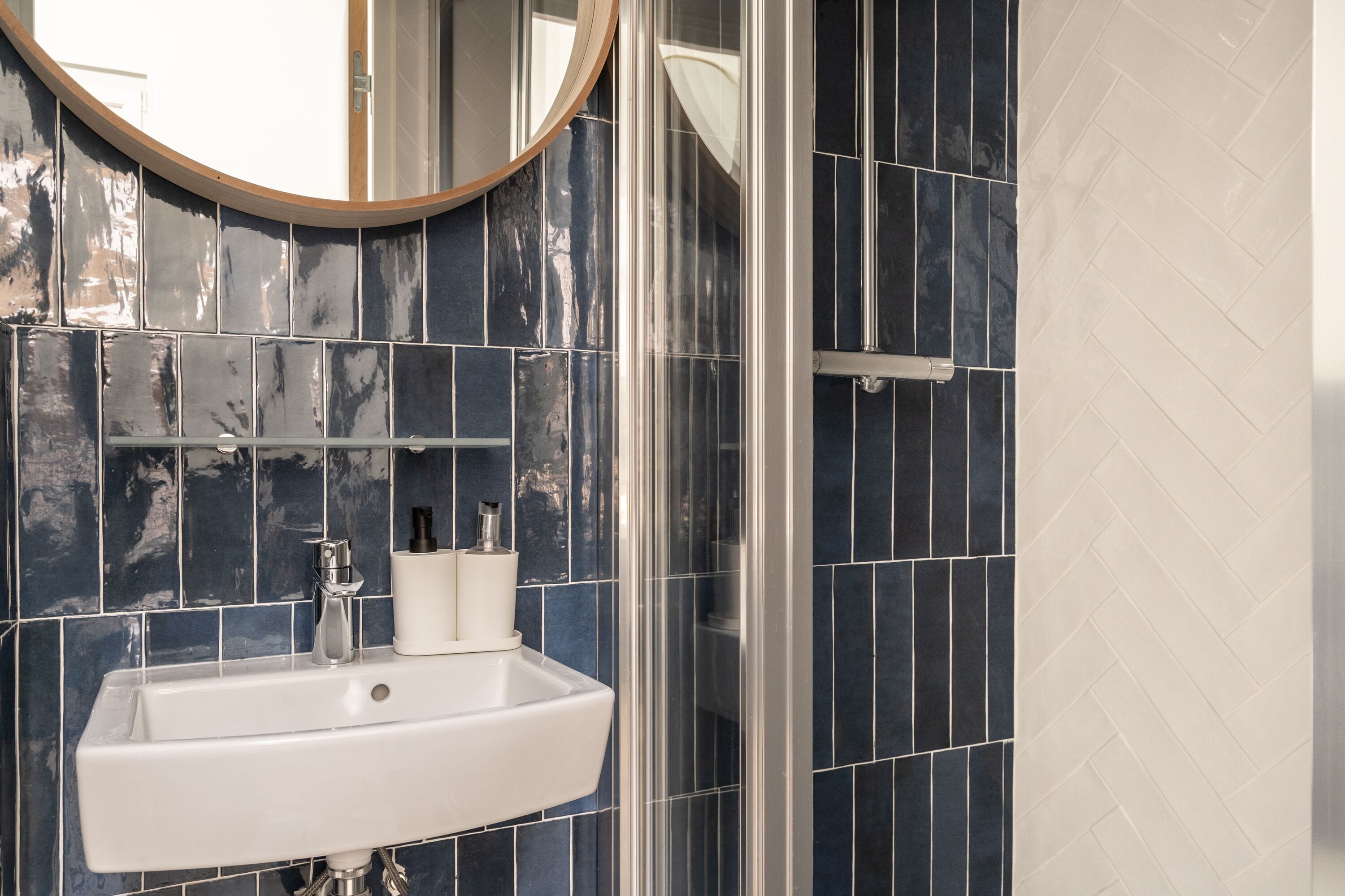 Superior tweepersoonskamer, 1 queensize bed | Badkamer | Een douche, een regendouche, een haardroger, handdoeken