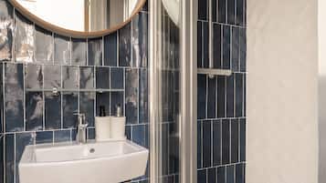 Superior Double Room, 1 Queen Bed | Bathroom | Shower, rainfall showerhead, hair dryer, towels