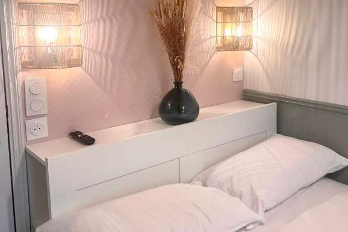 Phòng đơn tiện nghi đơn giản | Bộ đồ giường cao cấp, trang bị nội thất với thiết kế riêng biệt, bàn