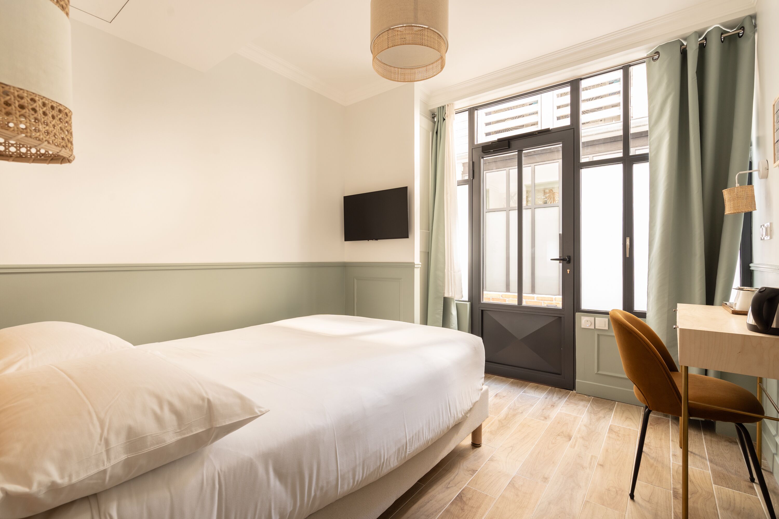 高档床上用品、特色家居、办公桌、笔记本电脑工作区