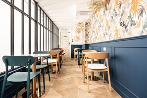 بوفيه فطور يوميًا بتكلفة قدرها (12 EUR للشخص)