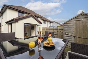 Outdoor dining - Cornish Holiday - Meadow Rise (St Columb Major)