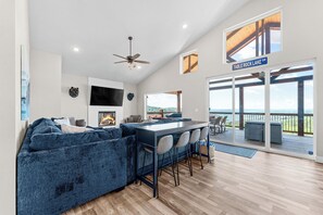 Smart TV, fireplace, video games, foosball - 1mi to SDC Family Fun: Slide Hot Tub Arcades & Fun (Branson)