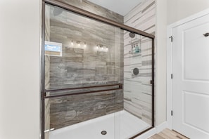 Combined shower/tub, hair dryer, towels