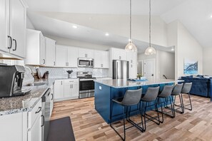 Fridge, microwave, oven, stovetop - 1mi to SDC Family Fun: Slide Hot Tub Arcades & Fun (Branson)