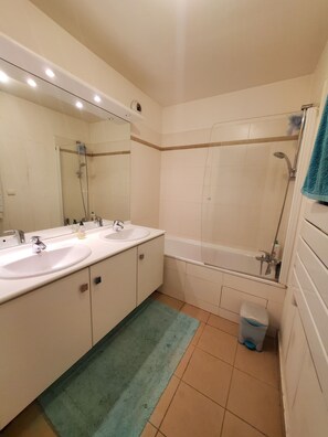 Douche, serviettes fournies, savon, shampooing