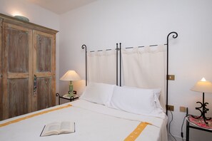 1 camera, ferro/asse da stiro, lenzuola