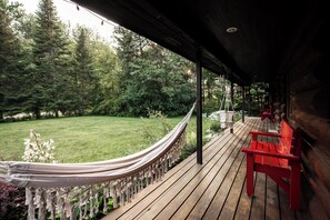 Terrace/patio - Timber Sky Estate - Family & Pet-Friendly Log Cabin in Elora (West Montrose)