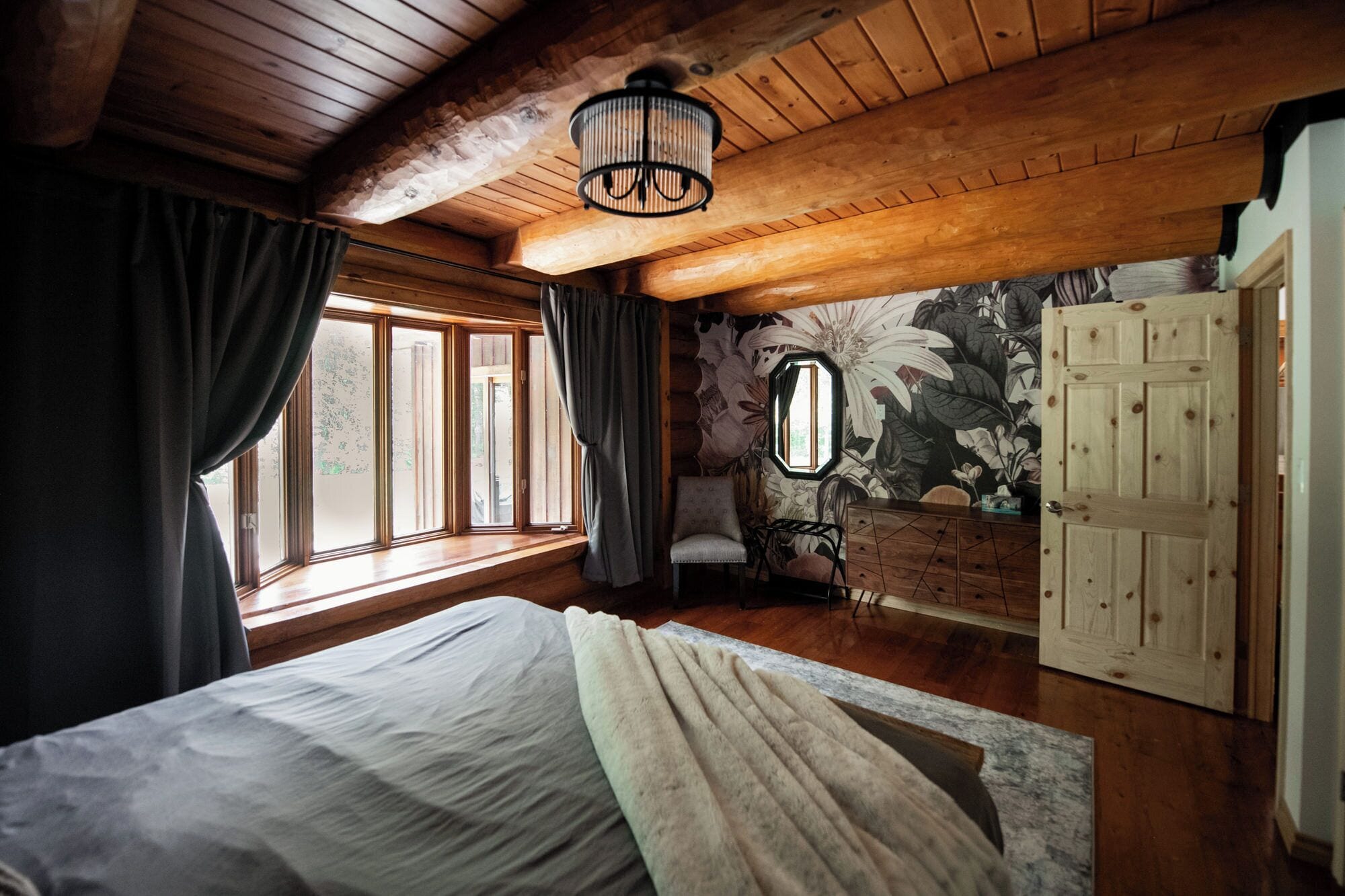 4 عدّة غرف نوم ومكواة/لوح كي وسرير سفر وخدمة الإنترنت