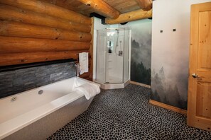 Badewanne, Haartrockner, Handtücher