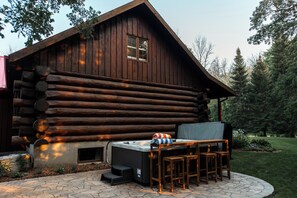 Outdoor dining - Timber Sky Estate - Family & Pet-Friendly Log Cabin in Elora (West Montrose)