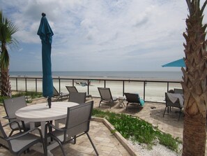 Outdoor dining - Seychelles 1402 - Daytona Beach Oceanfront Vacations, Inc (Daytona Beach Shores)