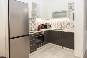 Apartemen Kota | Dapur pribadi | Lemari es besar, microwave, oven, dan kompor