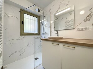 Shower, hair dryer, towels