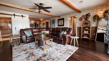 Älytelevisio, takka, pöytäjalkapallopöytä, pöytätennispöytä