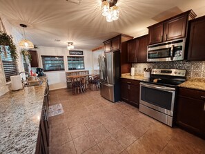 Fridge, microwave, oven, stovetop - Woodland Shore Bungalow (Royal)