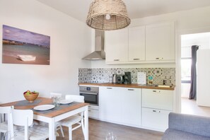 Een koelkast, een magnetron, een oven, een vaatwasser