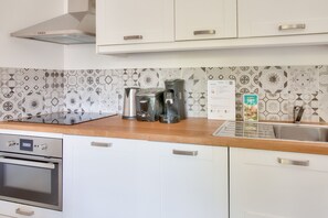 Een koelkast, een magnetron, een oven, een vaatwasser