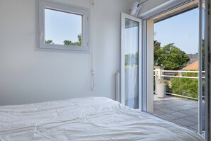 4 bedrooms, iron/ironing board, free WiFi