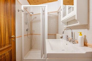Haartrockner, Bidet, Seife, Shampoo
