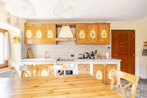 Jääkaappi, uuni, liesi, kahvin-/teenkeitin