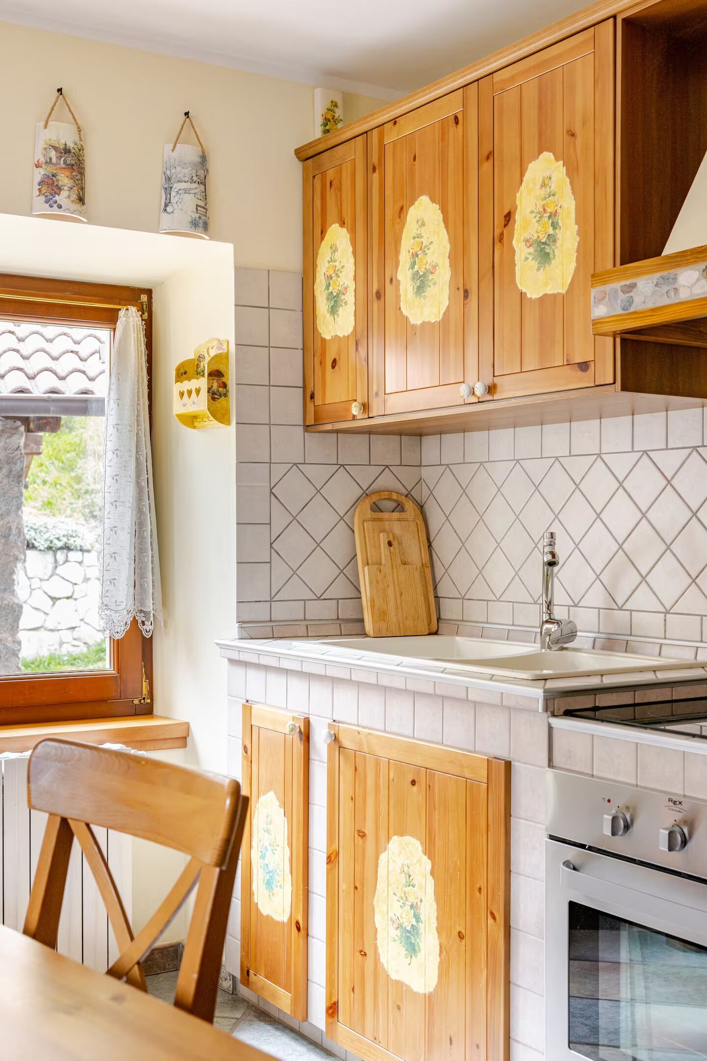 Coffee/tea maker, fridge, oven, stovetop