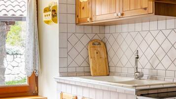 Coffee/tea maker, fridge, oven, stovetop