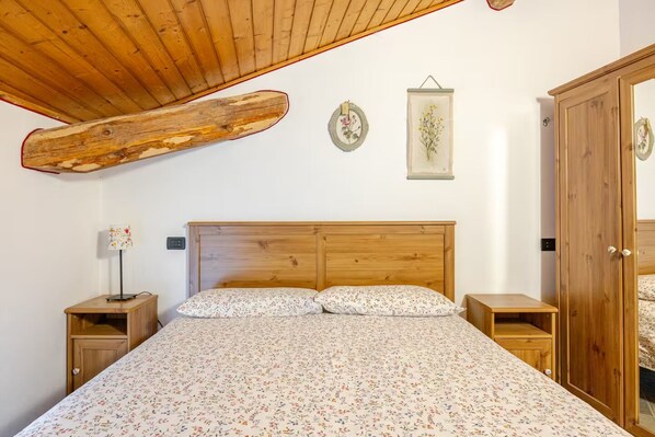 2 makuuhuonetta, työpöytä, silitysrauta/-lauta, ilmainen Wi-Fi