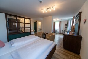 Loftsrom – deluxe, 1 queensize-seng med sovesofa | Safe på rommet, individuelt dekorert, skrivebord og blendingsgardiner