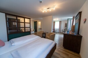 Deluxe Loft, 1 Queen Bed with Sofa bed | In-room safe, individually decorated, desk, blackout drapes