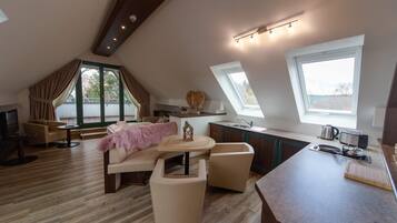Deluxe Loft, 1 Queen Bed with Sofa bed | Living area