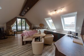 Loft luxo, 1 cama Queen e sofá-cama | Área de estar
