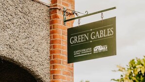 A sign for 'Green Gables' with a brick building and greenery in the background. - Green Gables King Suite (Castlemaine)