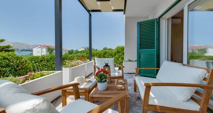 Family Villa Pag 2 min from the beach hot tub - free parking