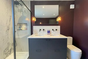 Basic House, Multiple Beds | Bathroom | Towels, soap, shampoo, toilet paper - Stylish 3BD House With Private Garden - Tooting (London)